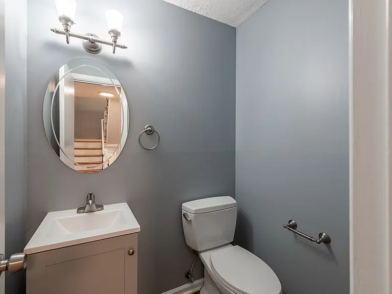 208 Huntington Ln — Photo 17