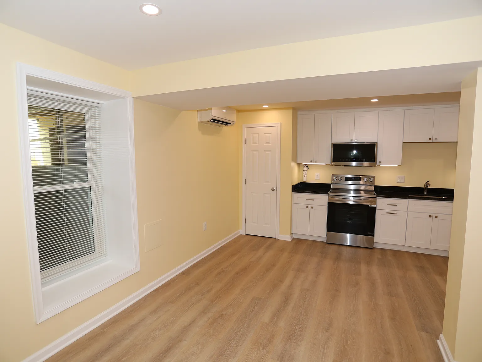 1347 Oak St NW — Photo 4
