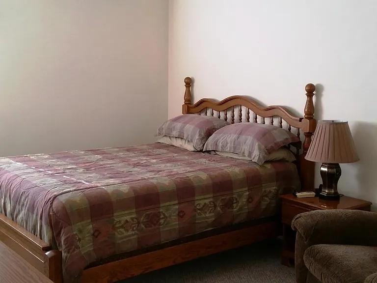 Master Bedroom w/queen pillowtop Bed