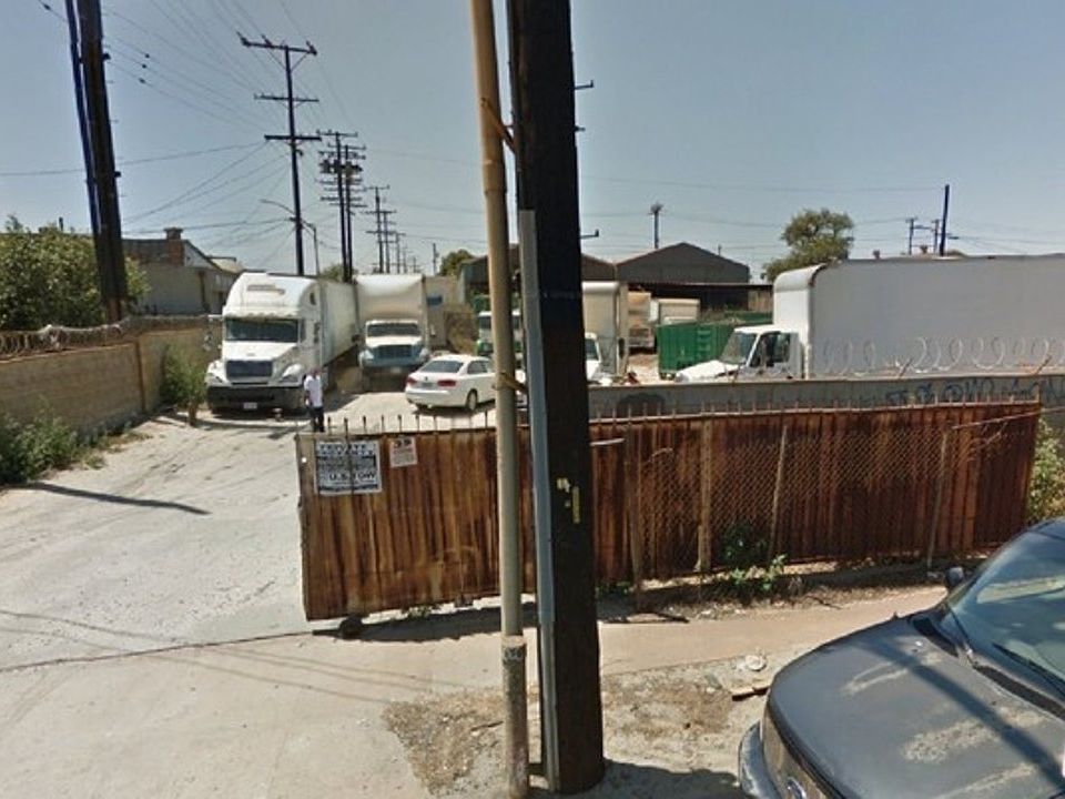 2nd image of 2552 E 52nd St
