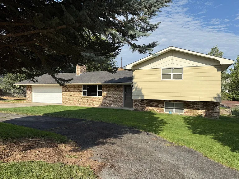 204 Hillcrest Dr — Photo 2