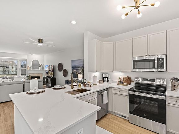 4th image of 208 E Reservoir AVENUE