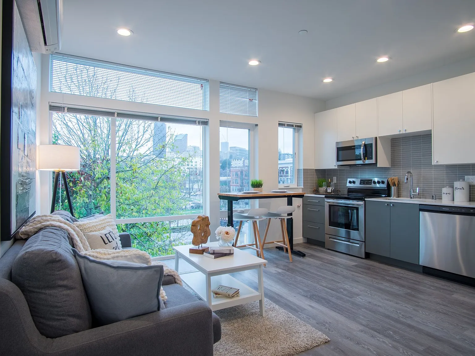Modern 3BR/3BA Townhouse with Rooftop Views in Yesler Terrace — Photo 2