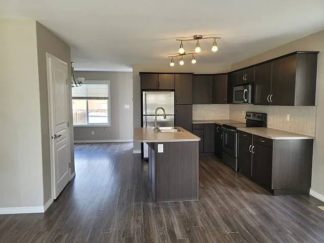 Beautiful 3 Bed, 1.5 Bath in Exciting Sylvan Lake! — Photo 2