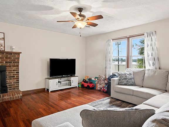 4th image of 1429 Whitethorn St