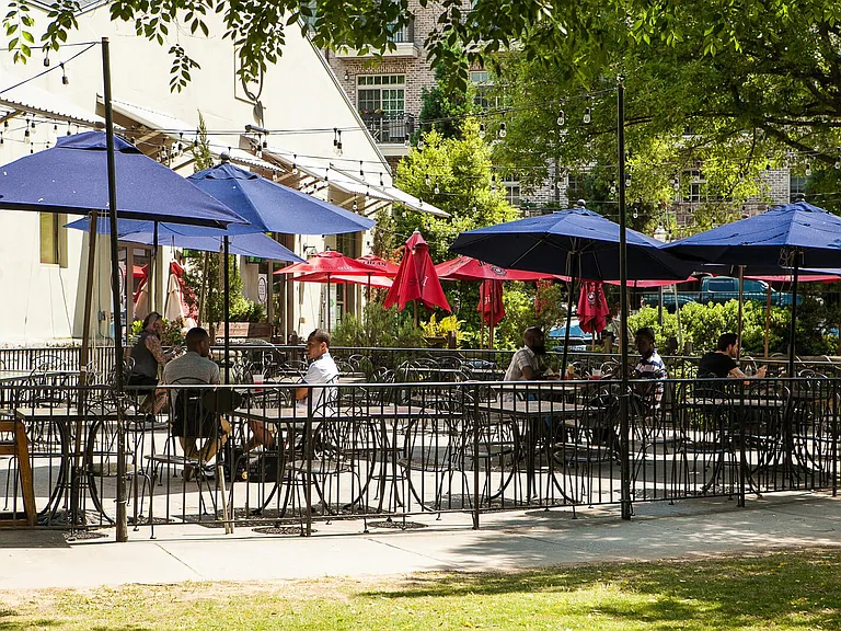 Dine al-fresco at many restaurants in walking distance