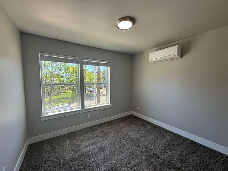 240 NE College Ave — Photo 12