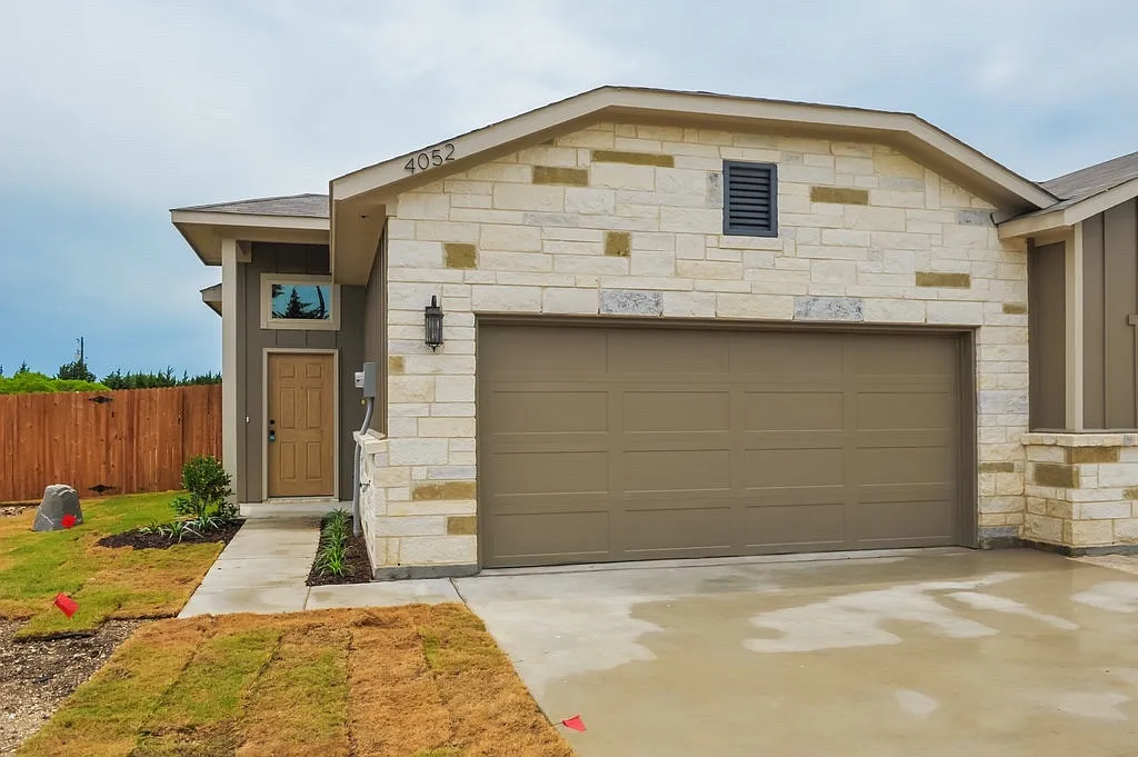 Luxury 3 Bedroom Duplex Located In Midlothian, Texas! — Photo 1