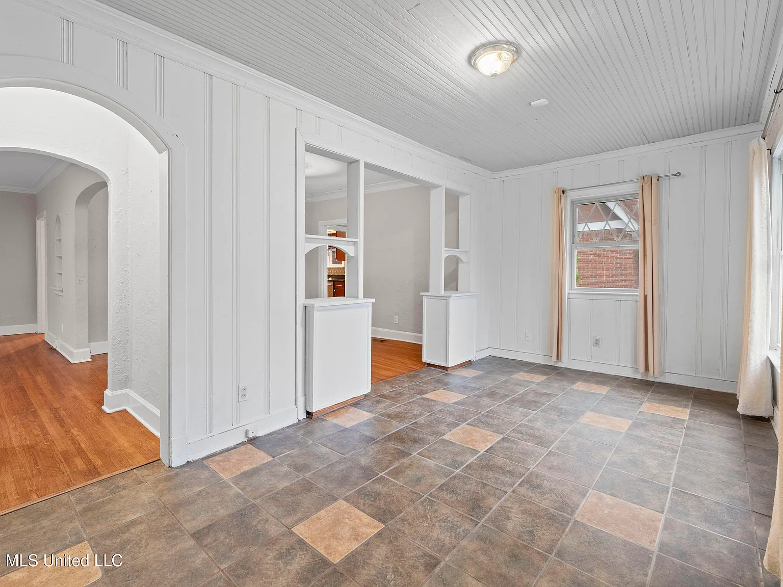 4 bed, 2.5 bath, 2535 sqft, $2,200 — Photo 3