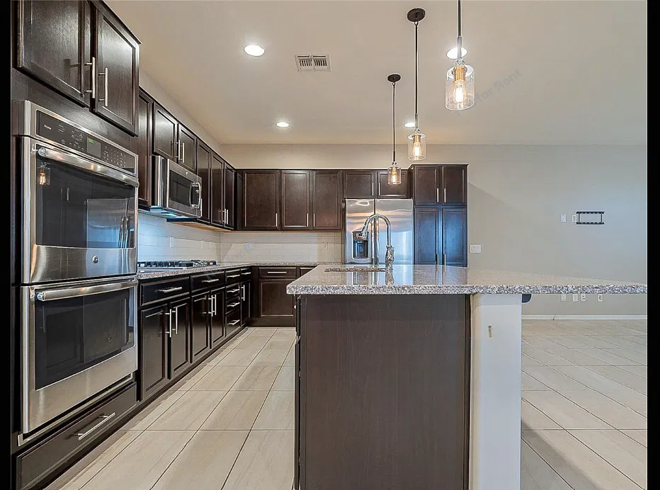 3885 E Stiles Ln — Photo 2