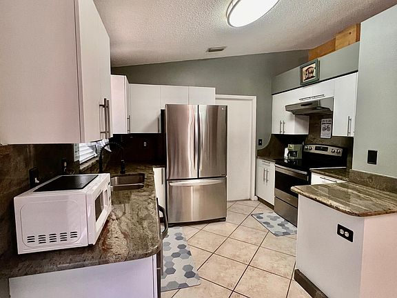 4th image of 4035 Bell Ave