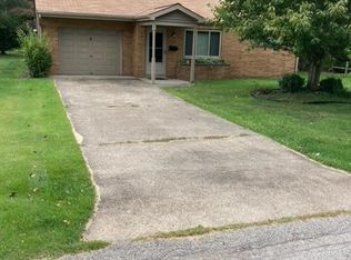 8 Willina Dr, Carnegie, PA 15106