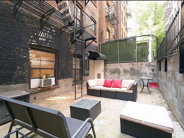 233 E 12th St #G — Photo 1