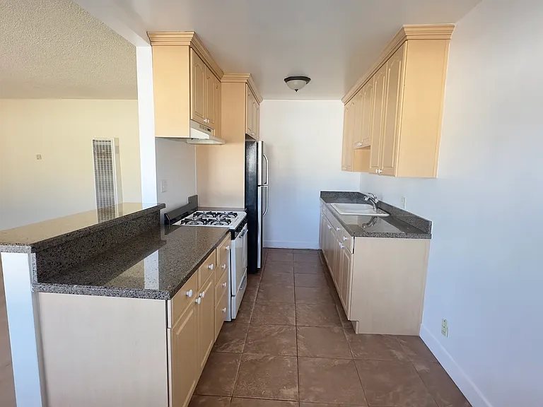 454 Riverdale Dr #7 — Photo 3