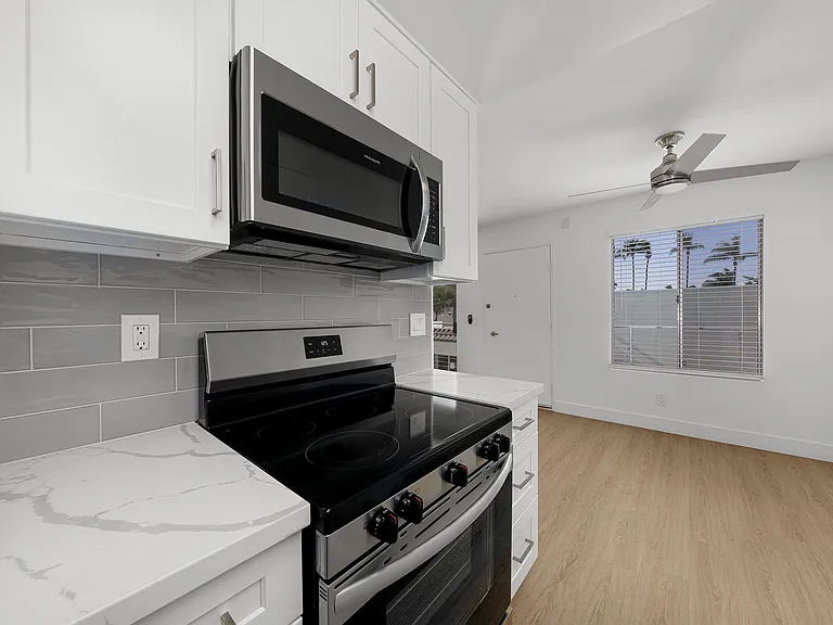 Modern University Crest Apartments 1 Month Free — Photo 8