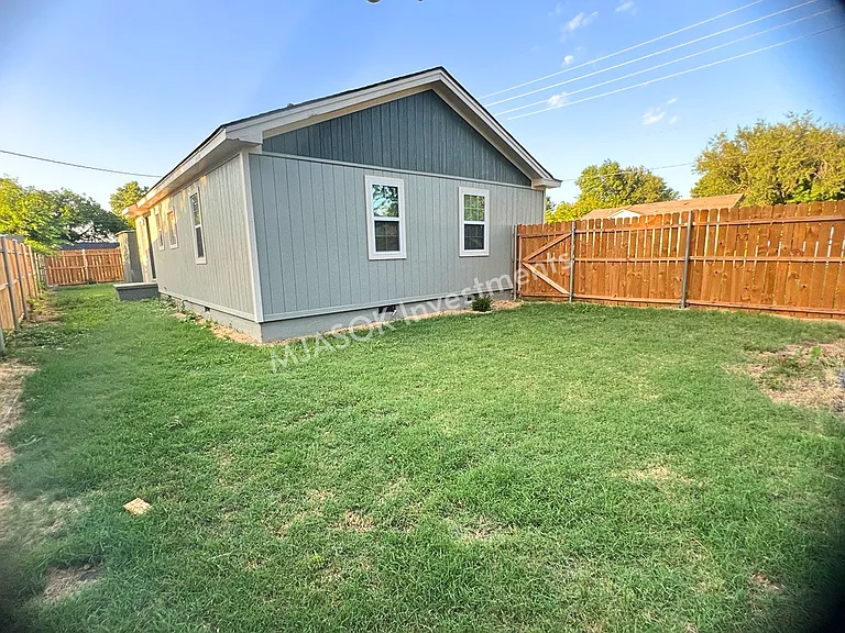 2308 NW 20th St — Photo 7