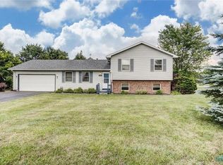 18898 Roanoke Dr, Bowling Green, OH 43402