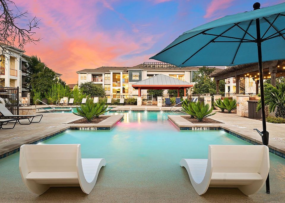 Resort-style Swimming Pool with Beach Entry