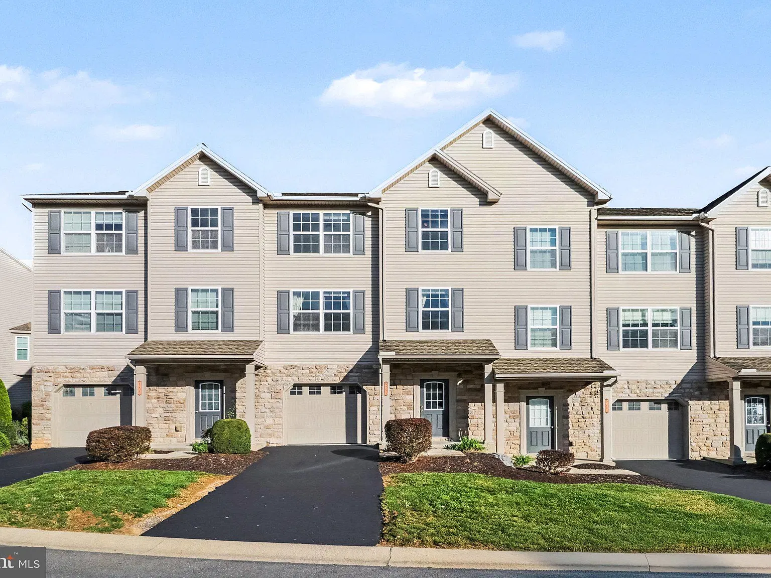 3 bed, 2.5 bath, 2068 sqft, $1,895 — Photo 2