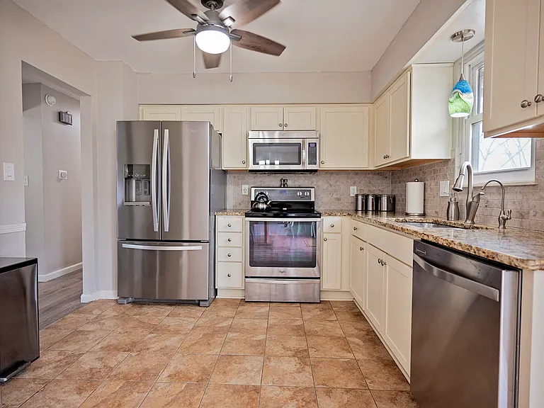 413 SE Lana Ct — Photo 7
