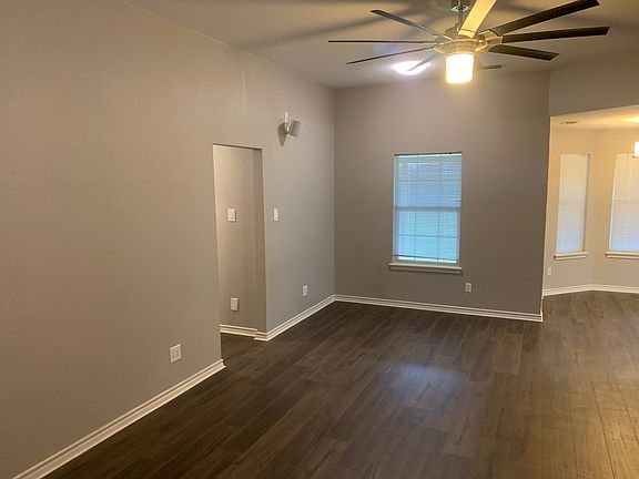 3rd image of 3826 Notre Dame Cir