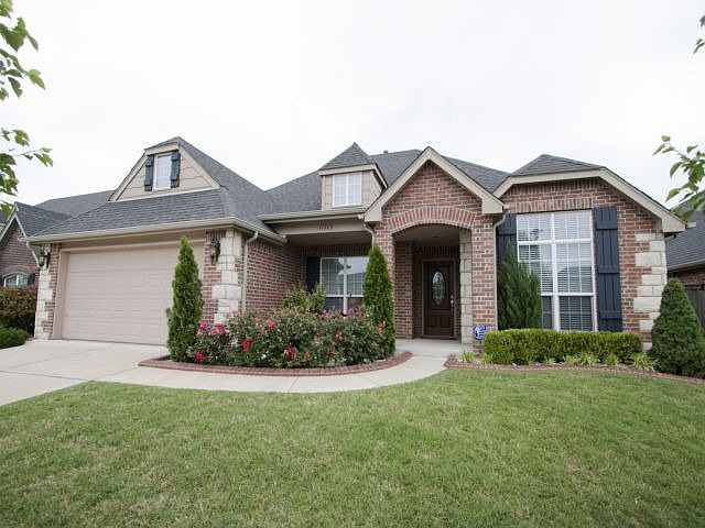 Lovely home in award winning Jenks School District