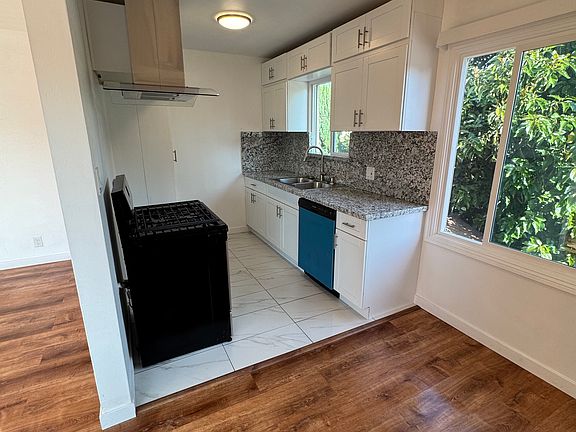 3rd image of 12329 Oxnard St APT 3