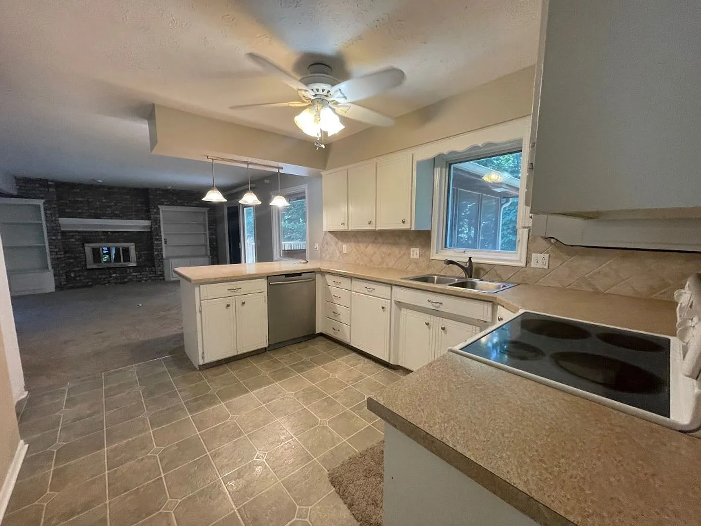 Large Home in Bellevue for Rent — Photo 4