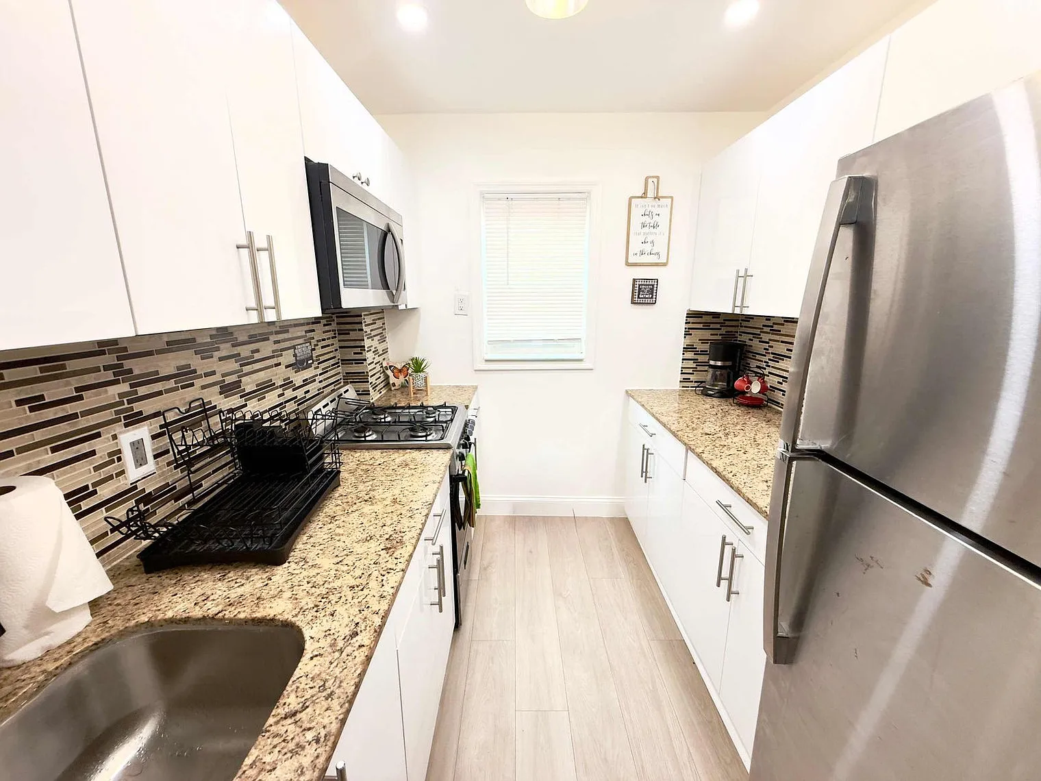 2 bed, 1.0 bath, 796 sqft, $7,803 — Photo 4