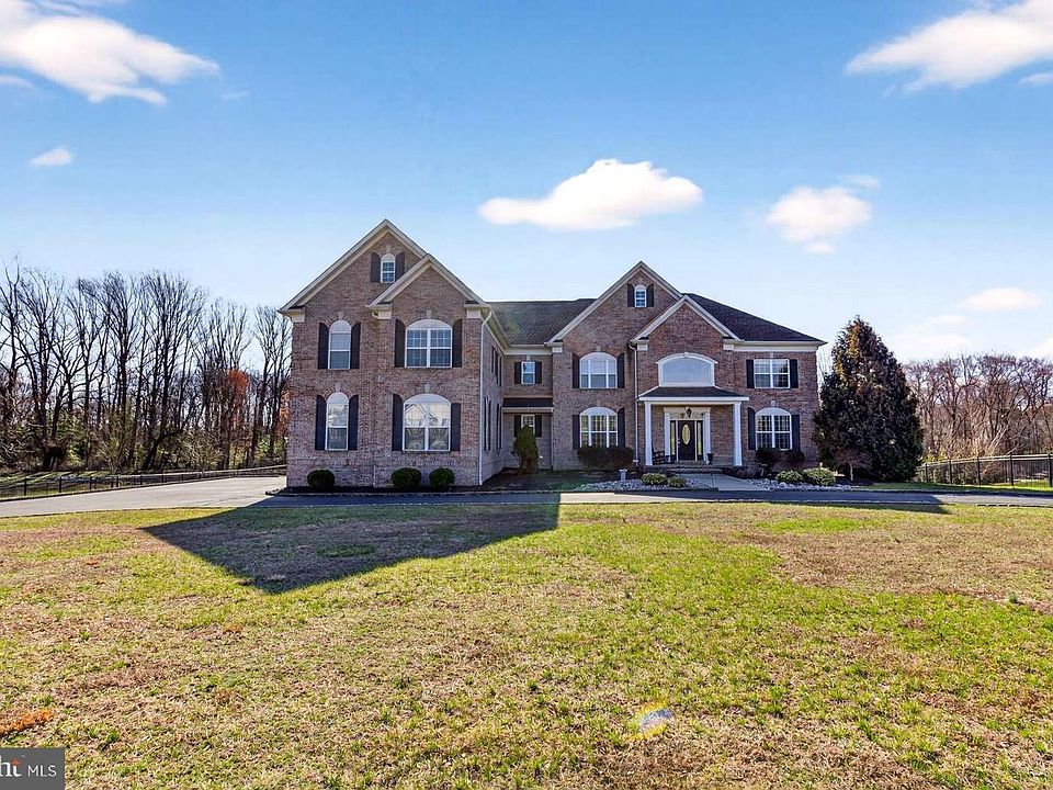 1st image of 207 Emerald Ln