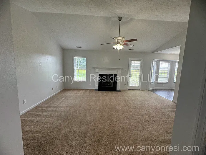 3 bed, 2.0 bath, 1577 sqft, $1,760 — Photo 4