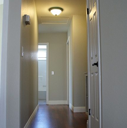 Hallway to bedrooms)