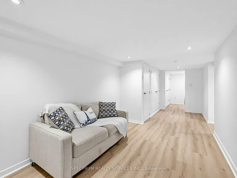 29 Raglan Ave — Photo 26