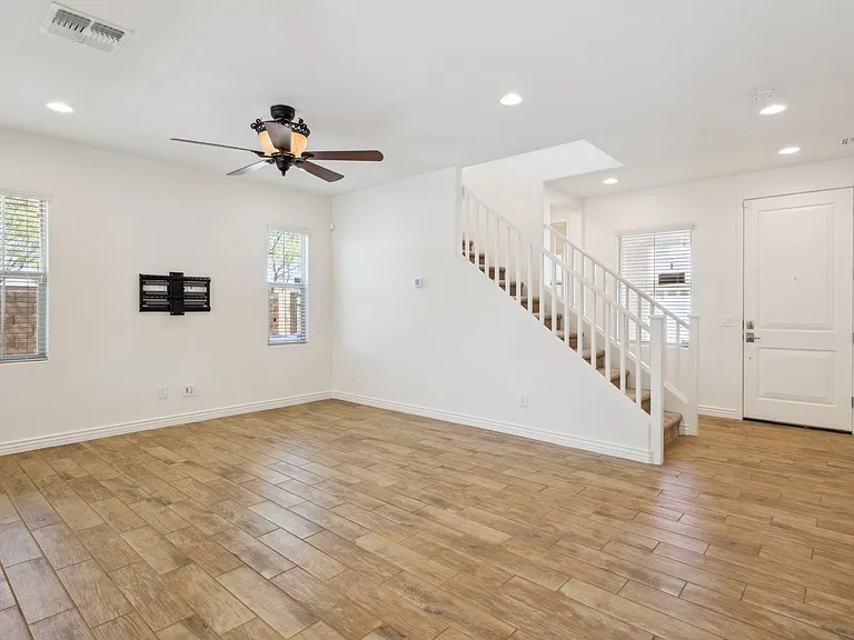 211 E Brinley Dr — Photo 6