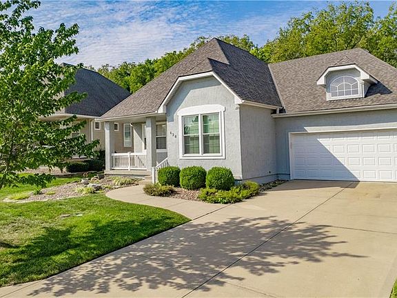2nd image of 420 SW Wintergarden Dr