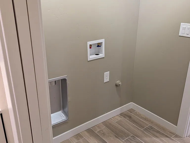 571 Southgate Rd — Photo 10