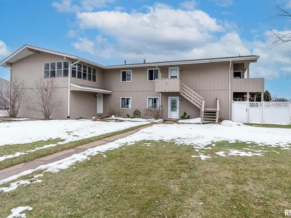 7 Valley Dr APT 1, Eldridge, IA 52748
