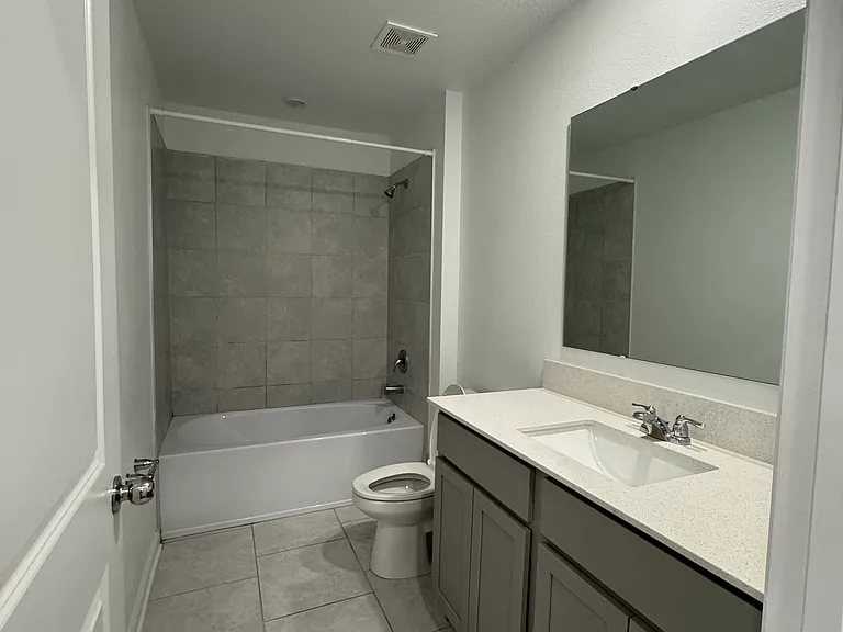 Upstairs full bathroom
