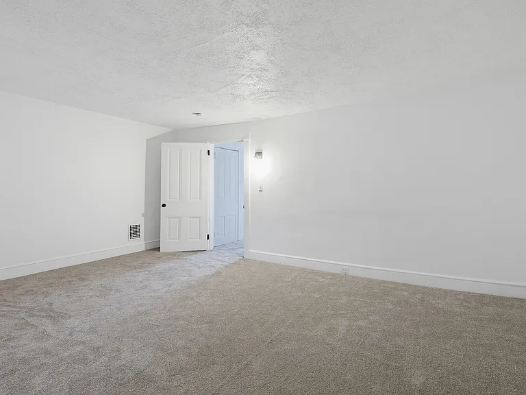 340 E Frederick St — Photo 32