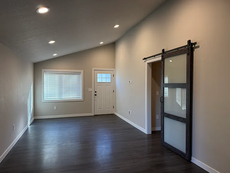 730 Hillcrest Dr — Photo 2