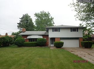 5511 Berkshire Dr, North Olmsted, OH