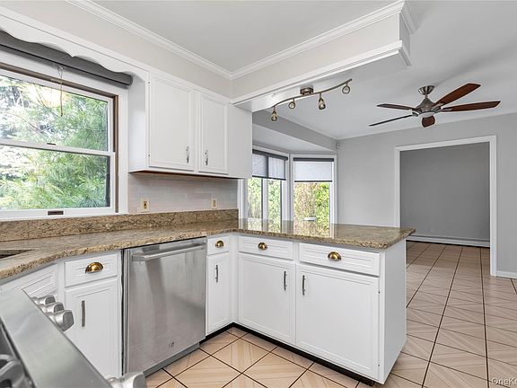 4th image of 16 Deepdale Parkway