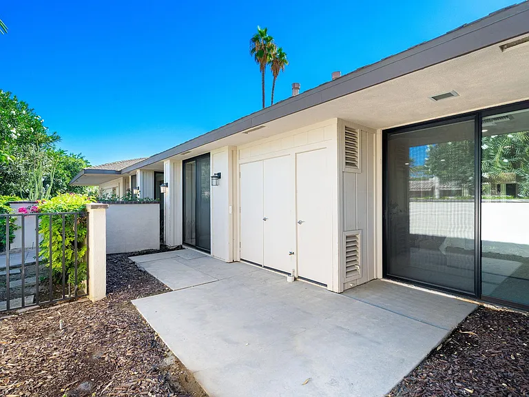 49 Columbia Dr — Photo 36