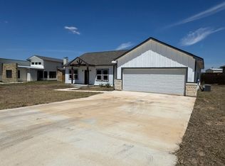 202 Colonial Ln, La Vernia, TX 78121