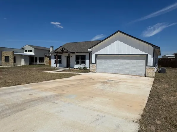 202 Colonial Ln, La Vernia, TX 78121