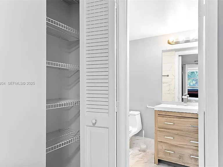 400 Leslie Dr #305 — Photo 15