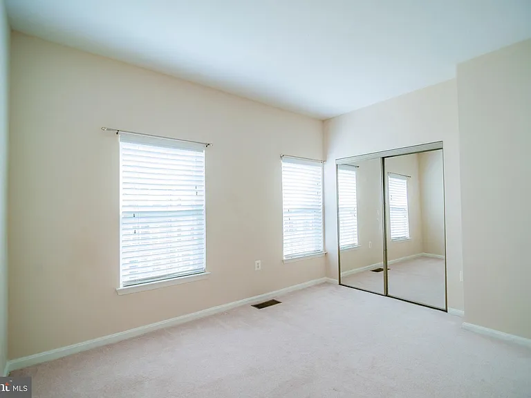 21785 Jarvis Sq — Photo 24