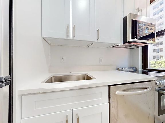 5th image of 246 E 46th St APT 3L
