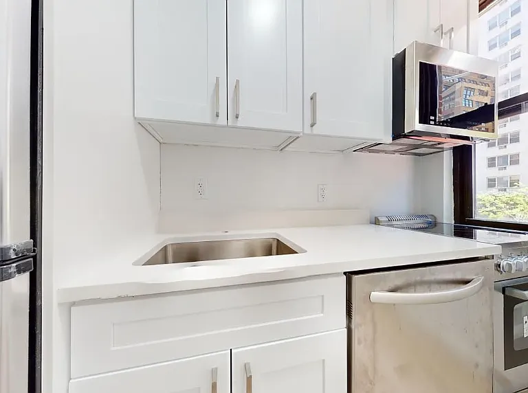 246 E 46th St #3L — Photo 5