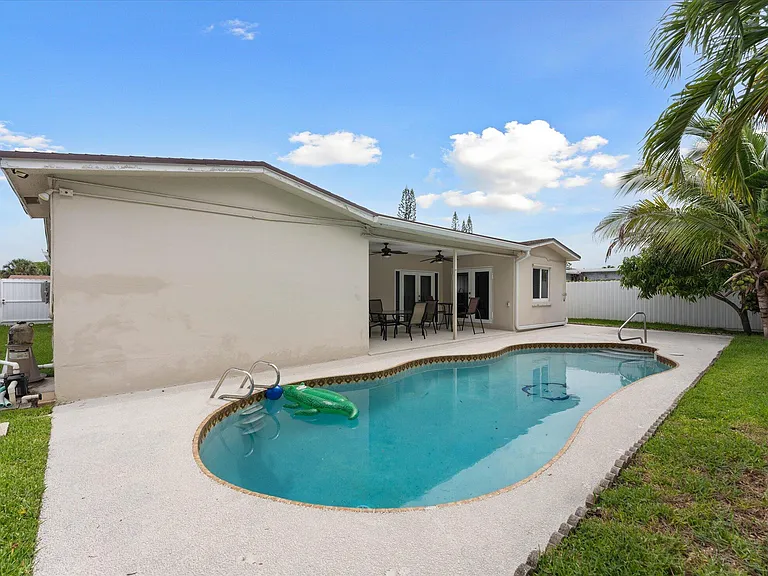 6515 SW 8th Pl — Photo 31